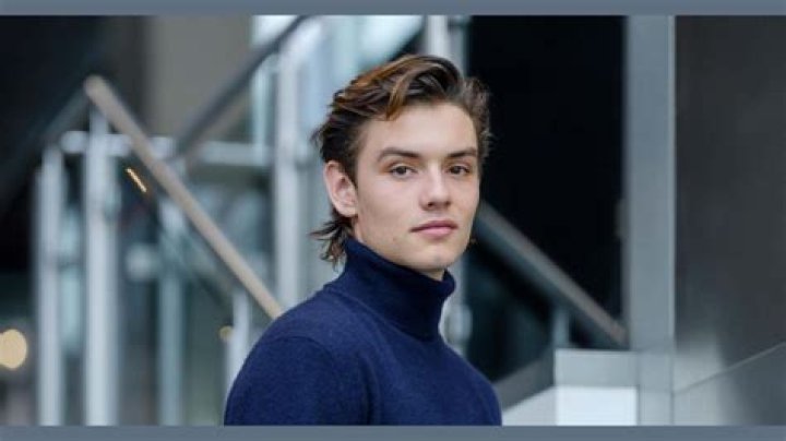 Louis Partridge Age, Height, Weight, Siblings, Early Life, Career & Net Worth |